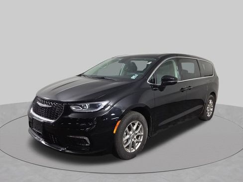 Used 2024 Chrysler Pacifica Touring-L FWD image 2