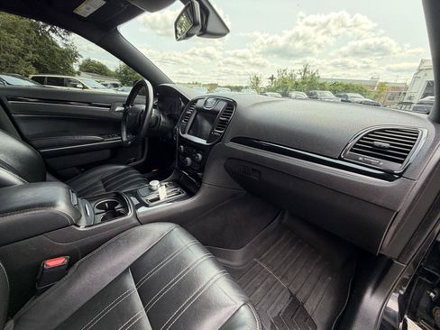 Used 2019 Chrysler 300 S AWD/4WD image 31