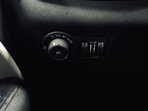 Used 2025 Jeep Compass Limited image 28