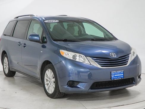 Used 2017 Toyota Sienna LE image 18