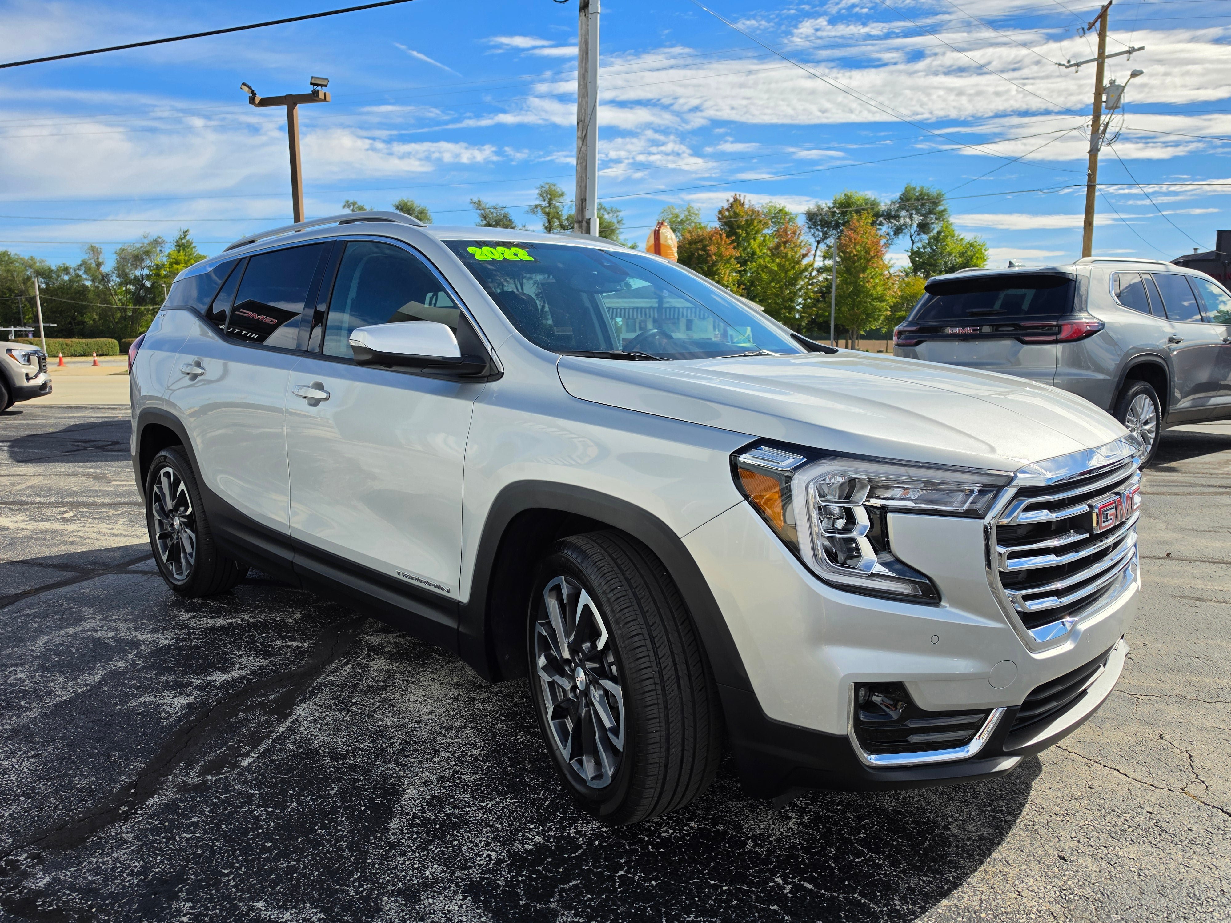 Used 2022 GMC Terrain SLT w/ Tech Package FWD image 3