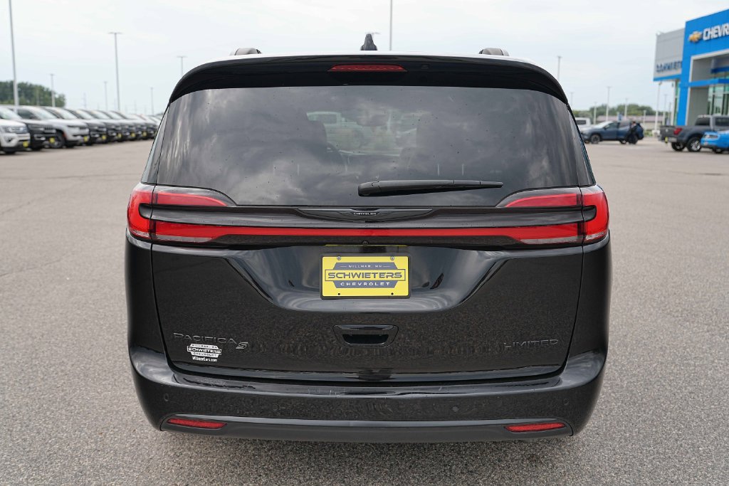 Used 2025 Chrysler Pacifica Limited FWD image 8