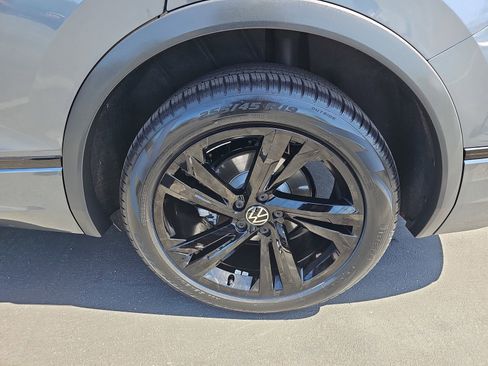 Certified 2023 Volkswagen Tiguan SE R-Line FWD image 34