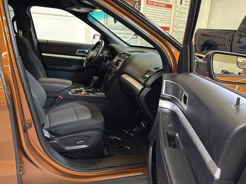 Used 2017 Ford Explorer XLT FWD image 11