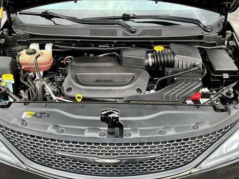 Used 2020 Chrysler Pacifica Touring w/ S Appearance Package FWD image 33