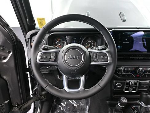Used 2025 Jeep Wrangler Unlimited Sahara w/ Technology Group AWD/4WD image 26