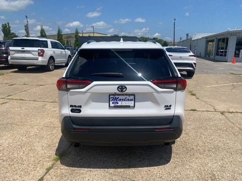 Used 2021 Toyota RAV4 XLE w/ Convenience Package image 5