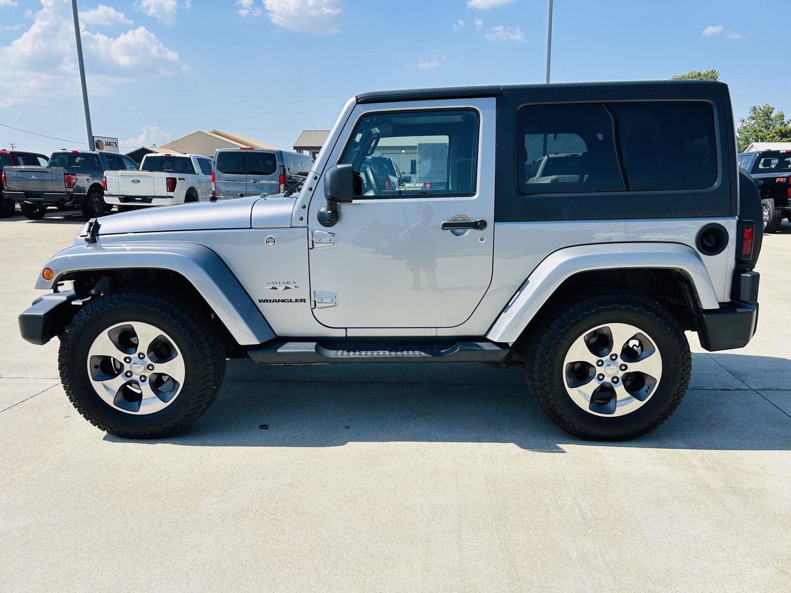 Used 2017 Jeep Wrangler Sahara w/ Connectivity Group AWD/4WD image 25