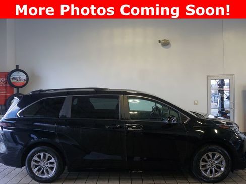 Used 2024 Toyota Sienna LE image 2