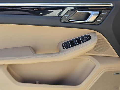 Certified 2025 Porsche Macan image 22
