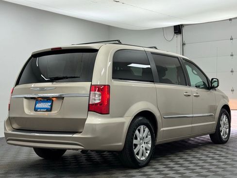 Used 2014 Chrysler Town & Country Touring image 7