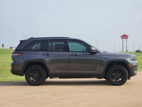 Used 2025 Jeep Grand Cherokee Altitude AWD/4WD image 7