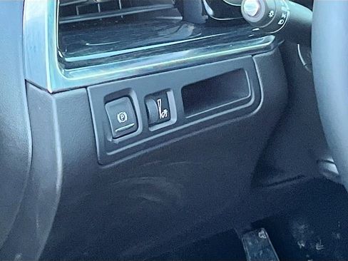 Used 2025 Cadillac XT5 Premium Luxury image 10