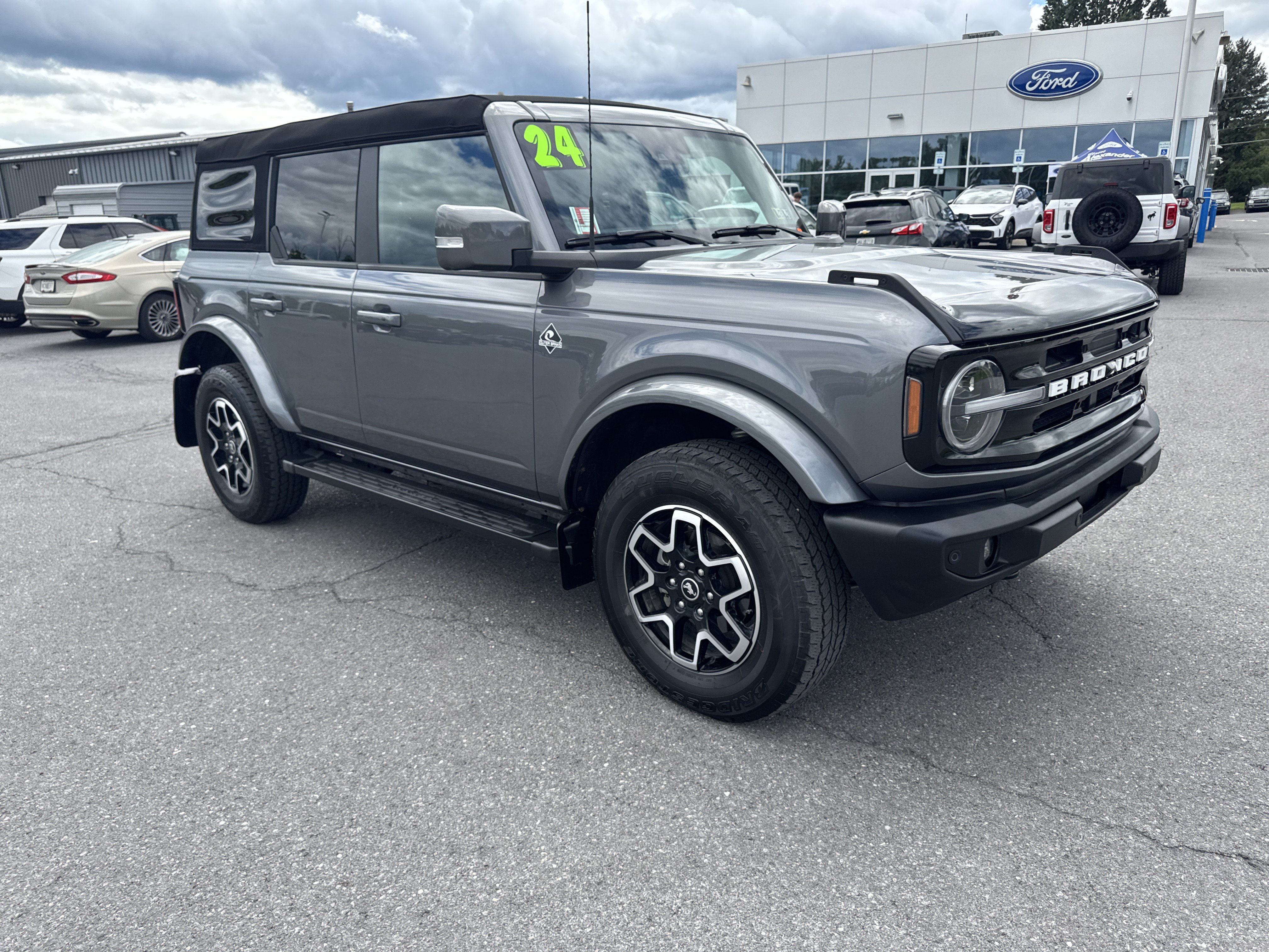 Used 2024 Ford Bronco Outer Banks AWD/4WD image 1