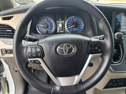 Used 2017 Toyota Sienna XLE image 14