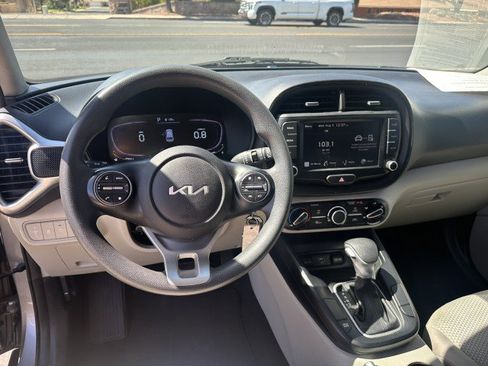 Used 2023 Kia Soul LX w/ LX Technology Package FWD image 12