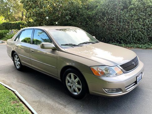 Used 2000 Toyota Avalon XLS image 10