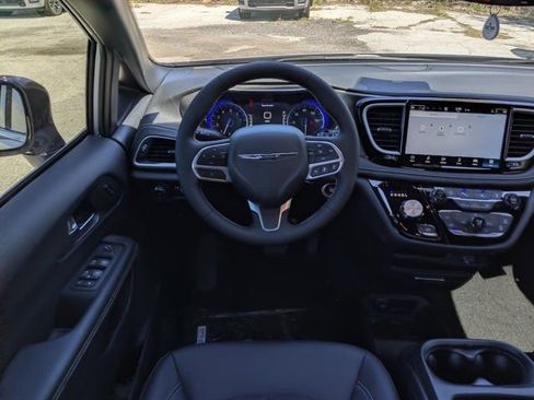 New 2026 Chrysler Pacifica Select FWD image 18