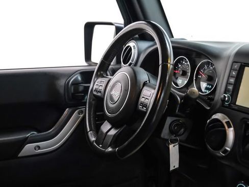 Used 2017 Jeep Wrangler Sahara w/ Connectivity Group AWD/4WD image 11