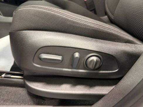 Used 2024 GMC Terrain SLE w/ Driver Convenience Package image 13