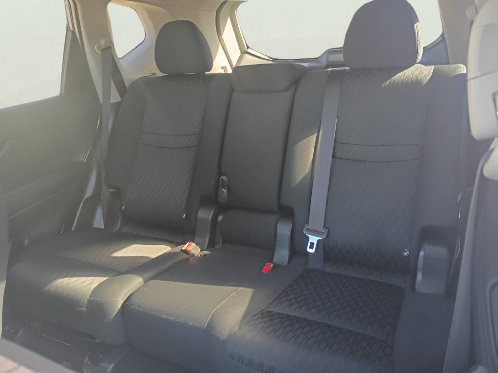 Used 2018 Nissan Rogue SV FWD image 17