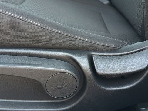Certified 2025 Hyundai Elantra SE FWD image 17