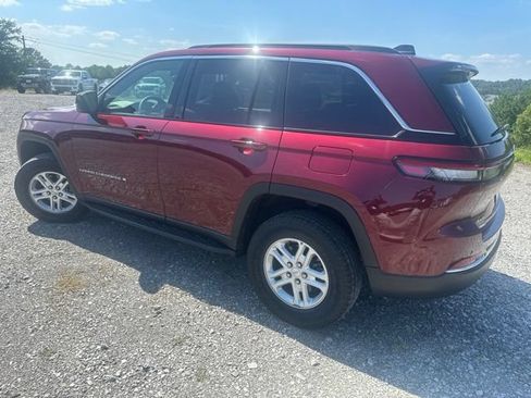 Used 2024 Jeep Grand Cherokee Laredo AWD/4WD image 5