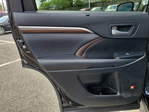 Used 2016 Toyota Highlander Limited image 19