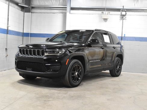Used 2024 Jeep Grand Cherokee Laredo X w/ Luxury Tech Group I AWD/4WD image 2