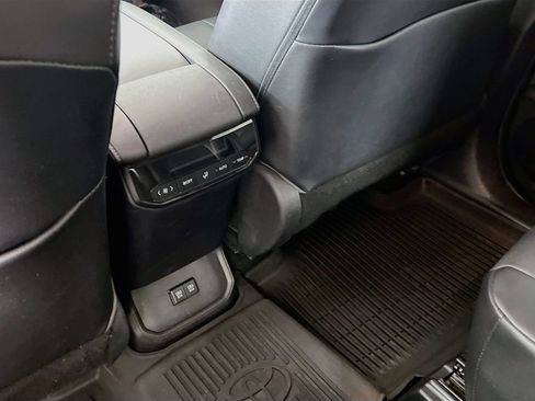 Used 2021 Toyota Highlander XLE AWD/4WD image 25