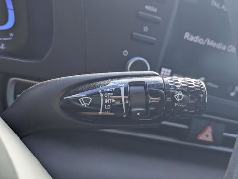 Used 2025 Hyundai Elantra SE image 32