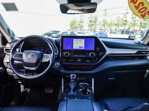 Used 2024 Toyota Highlander Limited image 15