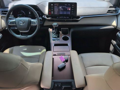 Used 2024 Toyota Sienna XLE FWD image 34