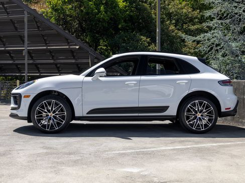 Certified 2026 Porsche Macan AWD/4WD image 2