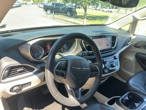 Used 2022 Chrysler Pacifica Touring-L FWD image 20