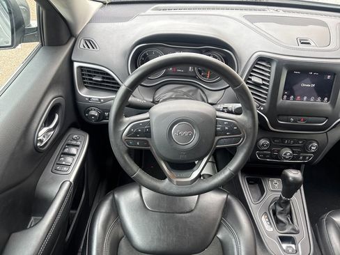 Used 2020 Jeep Cherokee Latitude Plus w/ Comfort/Convenience Group FWD image 3