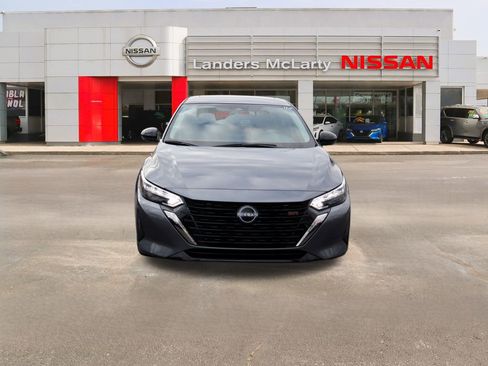 Used 2025 Nissan Sentra SR w/ SR Premium Package image 8