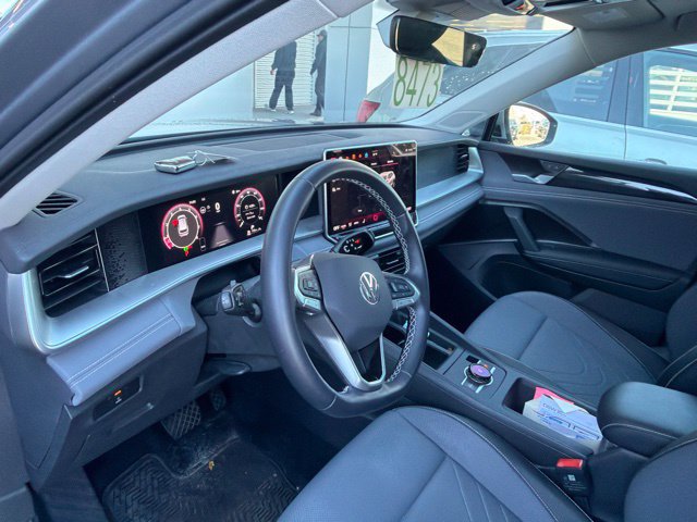 Used 2025 Volkswagen Tiguan SE w/ Panoramic Sunroof Package AWD/4WD image 7