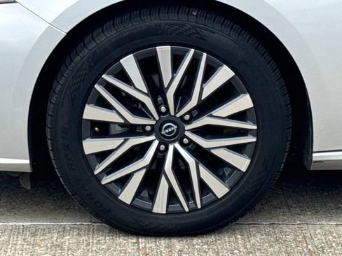 Used 2024 Nissan Altima 2.5 SV FWD image 6