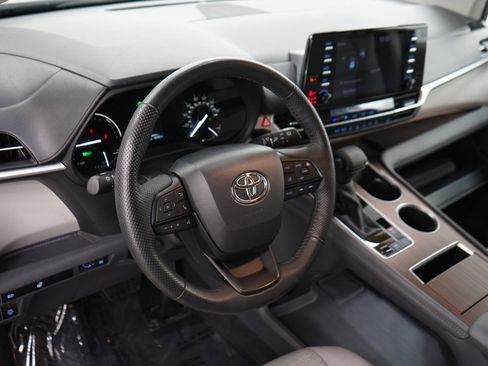 Used 2024 Toyota Sienna LE AWD/4WD image 21
