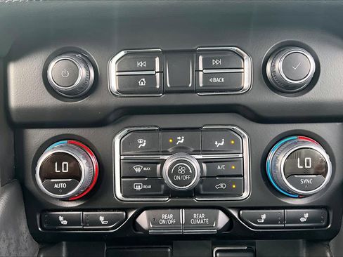 Used 2024 Chevrolet Suburban LT image 34