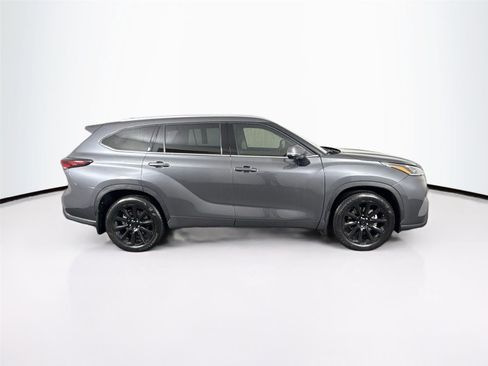 Certified 2025 Toyota Highlander Platinum image 2