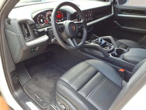 Used 2024 Porsche Cayenne AWD/4WD image 14