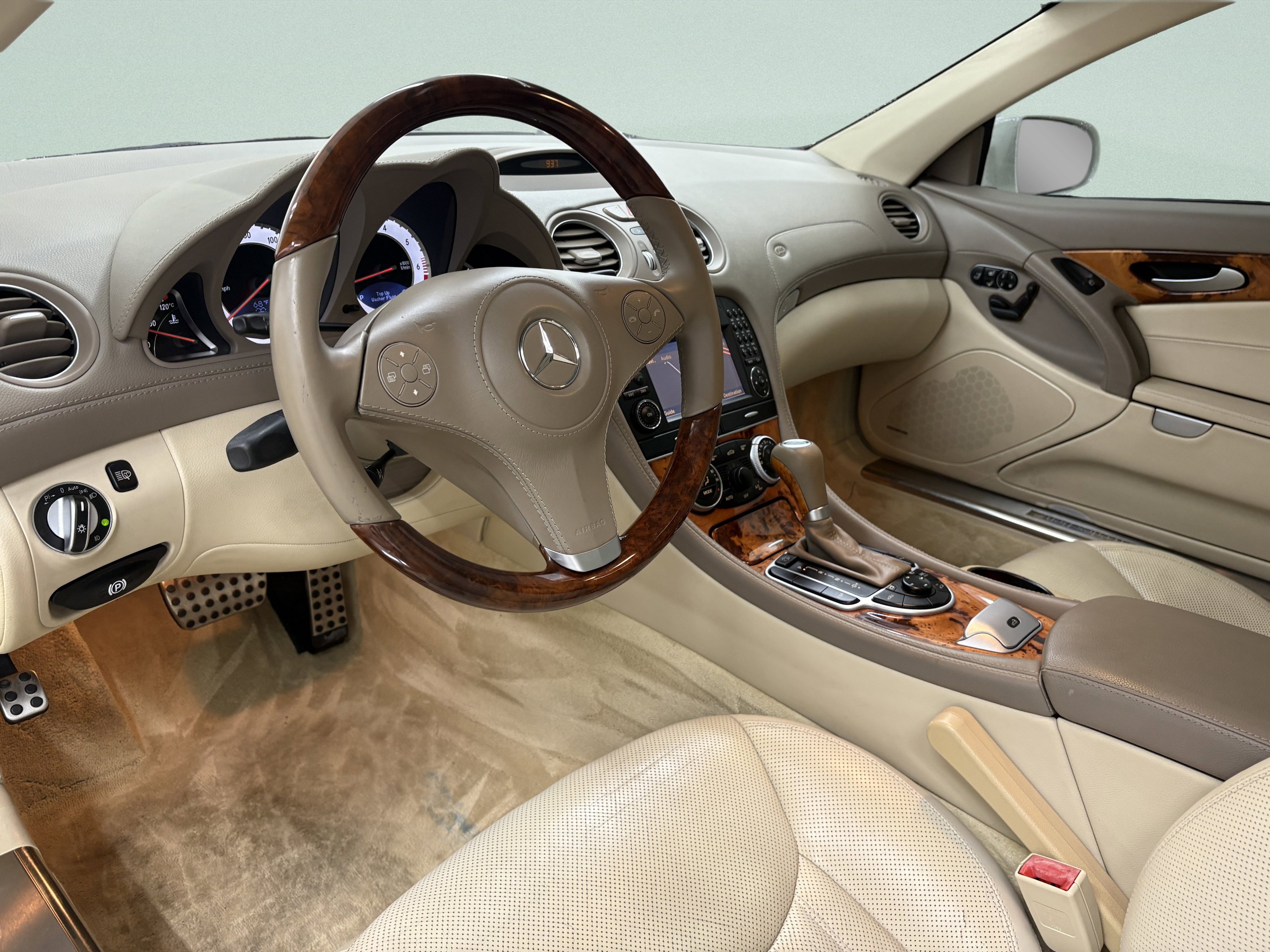 Used 2011 Mercedes-Benz SL 550 image 16