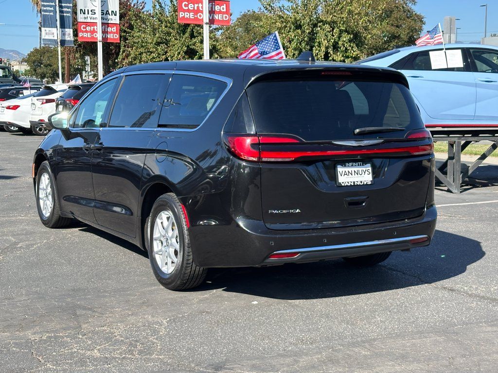 Used 2023 Chrysler Pacifica Touring-L FWD image 4