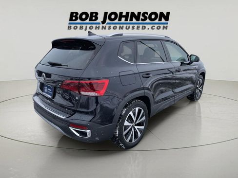 Used 2022 Volkswagen Taos SE w/ Panoramic Sunroof Package image 7