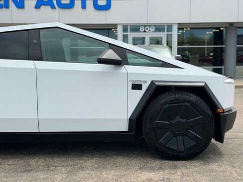 Used 2024 Tesla Cybertruck AWD Crew Cab image 16