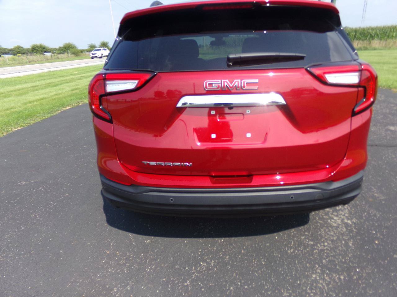 Used 2024 GMC Terrain SLE w/ Driver Convenience Package FWD image 8