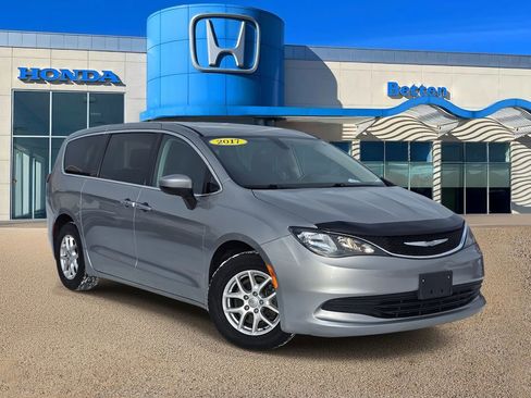 Used 2017 Chrysler Pacifica Touring FWD image 1