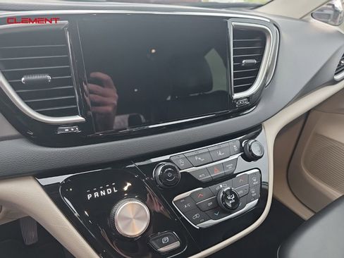 Used 2023 Chrysler Pacifica Touring-L image 16